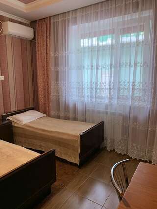 Апарт-отель Керченский дворик Керчь Стандартный номер с 2 односпальным кроватями и диваном-5