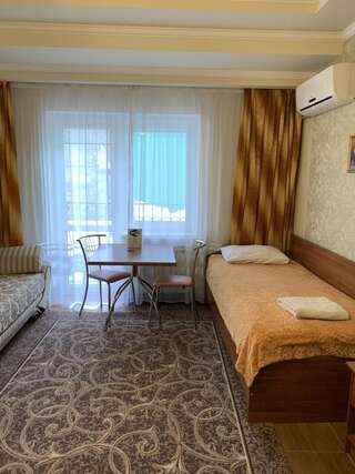 Апарт-отель Керченский дворик Керчь Стандартный номер с 2 односпальным кроватями и диваном-7