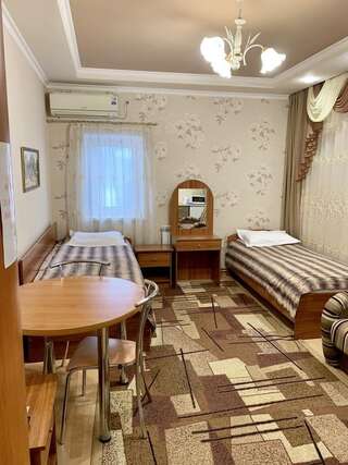 Апарт-отель Керченский дворик Керчь Стандартный номер с 2 односпальным кроватями и диваном-8
