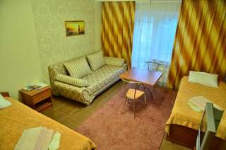 Апарт-отель Керченский дворик Керчь Стандартный номер с 2 односпальным кроватями и диваном-1